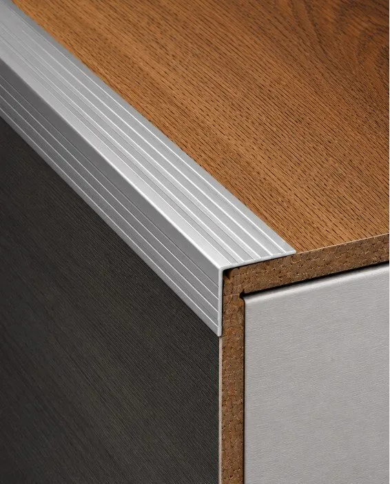 25x25mm Çizgili Köşe Profili